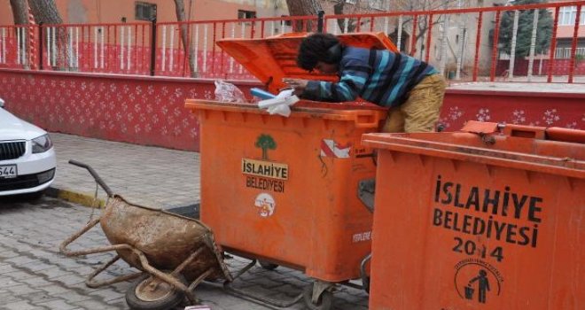 11 yaşındaki Suriyeli ekmeğini çöpten çıkarıyor