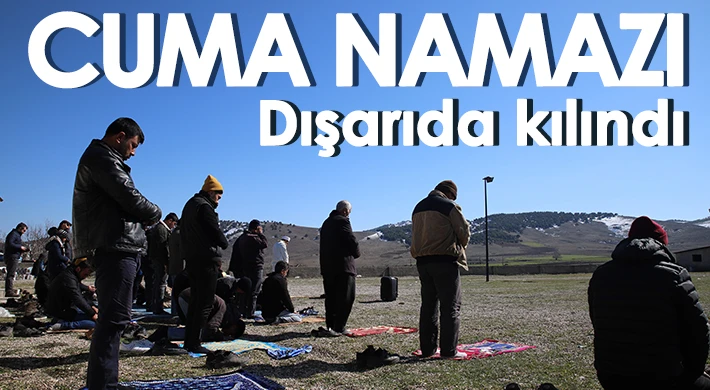 Deprem bölgesinde camiler hasarlı olunca cuma namazı dışarıda kılındı