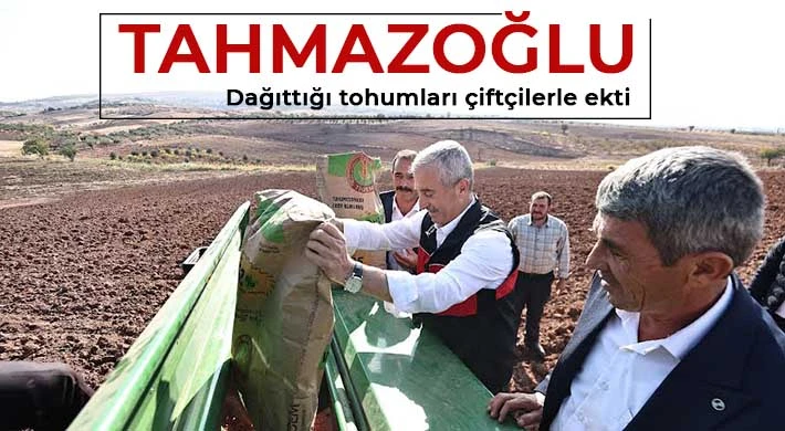 Tahmazoğlu dağıttığı tohumları çiftçilerle ekti