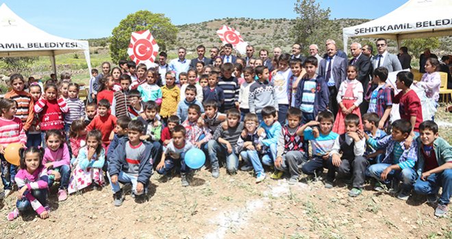 BAŞKAN FADILOĞLU ÖĞRENCİLERLE UÇURTMA UÇURDU