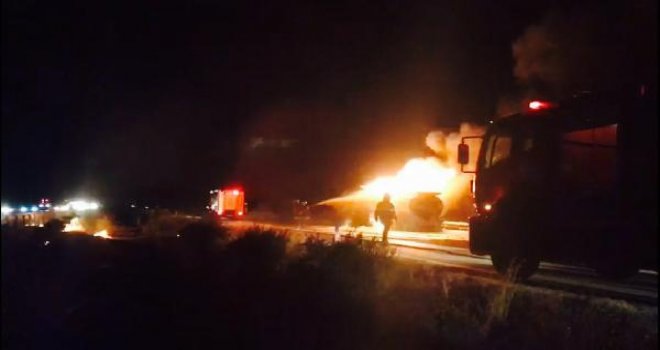 Benzin yüklü tanker yandı, otoyol trafiğe kapandı