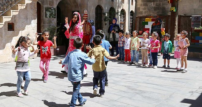 GAÜN öğrencilerinden çocuklara masal atölyesi