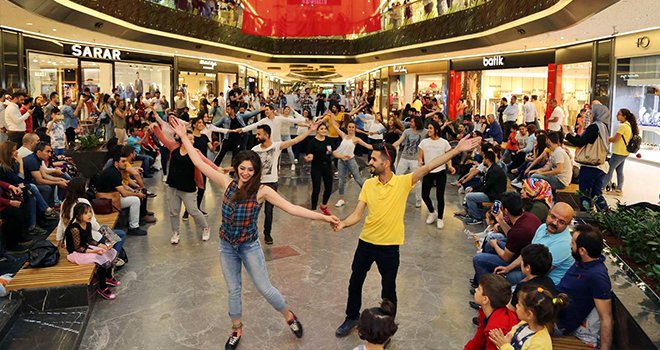 GAÜN'lü öğrencilerinden 'Flash Mob' etkinliği