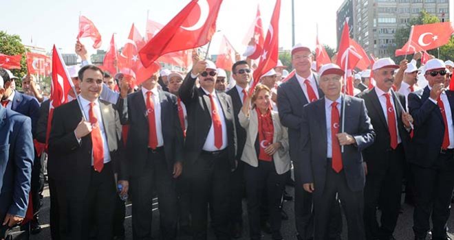 GAZİANTEPLİ SANAYİCİLER TERÖRE KARŞI YÜRÜDÜ