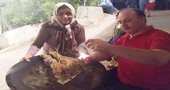 Gaziantep'te darbeyi protesto için 1 dolarları yaktılar