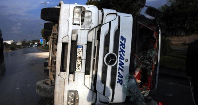 Gaziantep'te hafriyat kamyonu devrildi: 1 yaralı