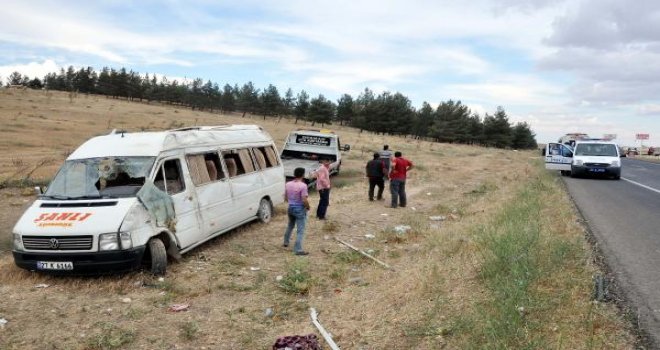 Gaziantep'te minibüs şarampole devrildi: 8 yaralı