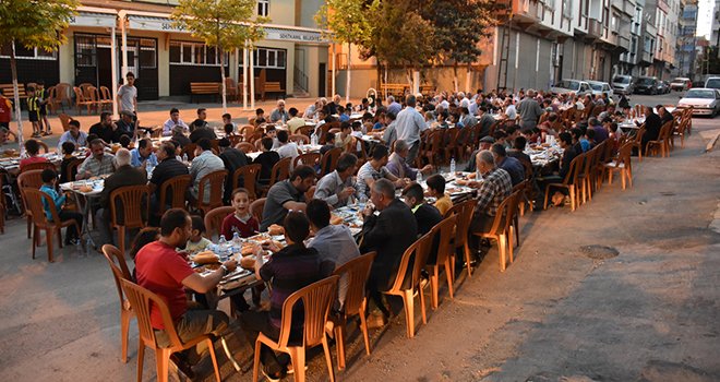 İftar çadırınlarında her gün binlerce kişi ağırlanıyor