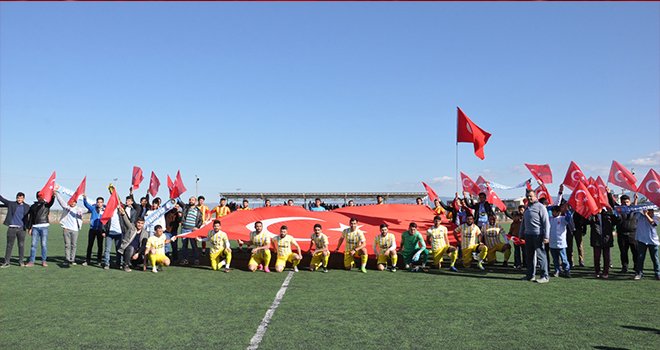 İslahiye'de sporcular Türk bayrağıyla, Zeytin Dalı Harekatı'na destek verdi.