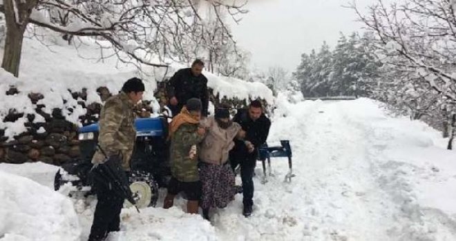 Karda mahsur kalan hastayı, belediye başkanı hastaneye ulaştırdı