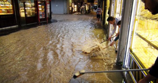 Kilis'te, ev ve işyerlerini su bastı