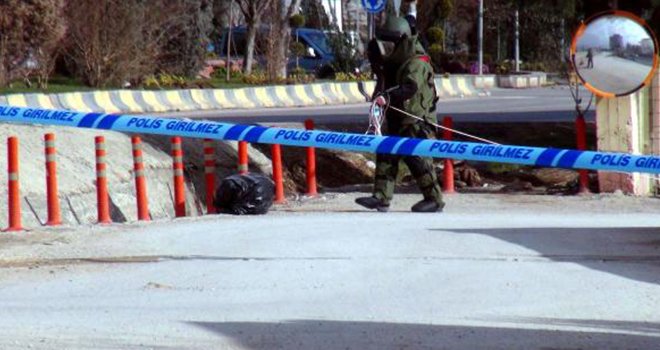 Kilis'te fünyeyle patlatılan şüpheli poşetten çöp çıktı