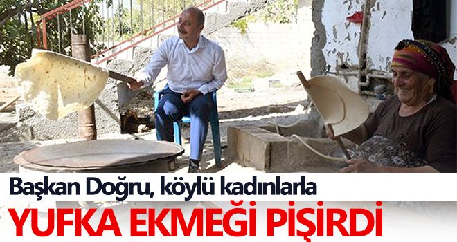 Köylü kadınlarla yufka ekmeği pişirdi