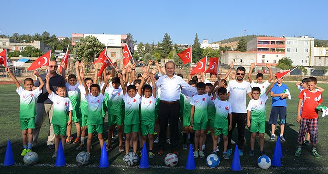 Minik sporculara Başkan Kılıç'dan forma hediyesi 