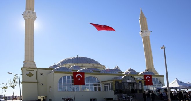 Mus’ab Bin Umeyr Camisi, kılınan cuma namazı ile hizmete açıldı