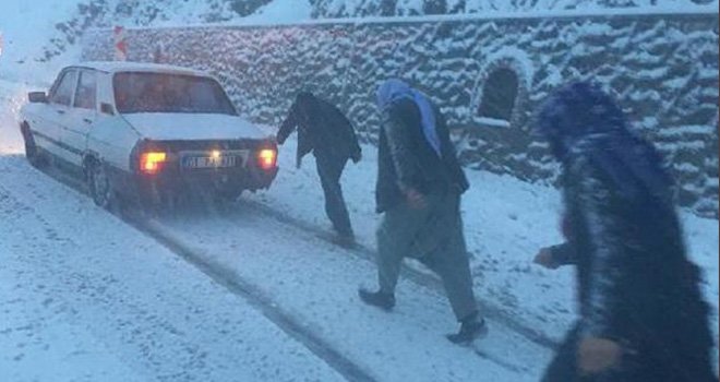 Nurdağı'nda kar yağışı trafiği olumsuz etkiledi