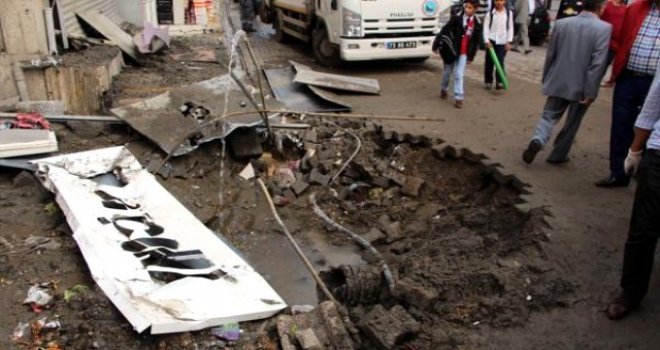 Polis aracına bombalı saldırı: 4 sivil öldü, 19 yaralı 