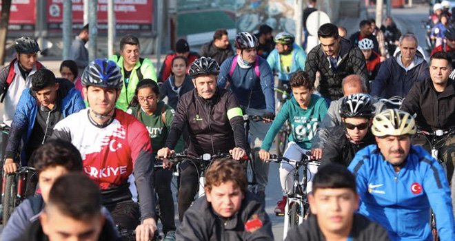 Tahmazoğlu Cumhuriyet için vatandaşlarla pedal çevirdi