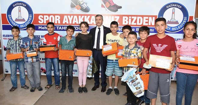 Tahmazoğlu öğrencileri sevindirdi: 339 Bin Karne hediyesi dağıttı