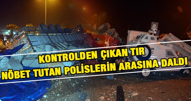 TIR, polis kulübesinin üzerine devrildi: 1'i polis, 3 yaralı