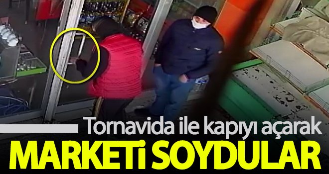 Tornavida ile kapıyı açarak marketi soydular! 2 gözaltı