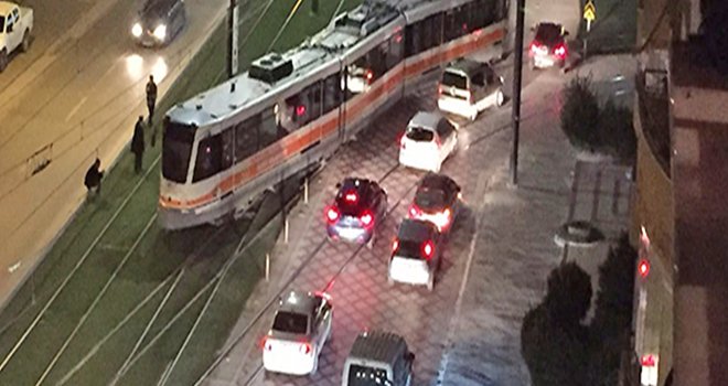 Tramvay raydan çıktı! Tehlike ucuz atlatıldı