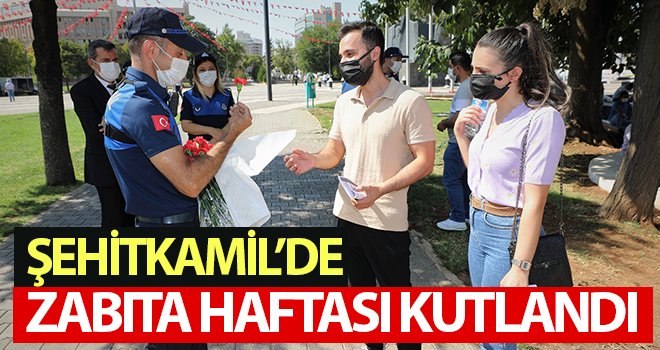 Zabıta ekipleri, vatandaşlara karanfil armağan etti