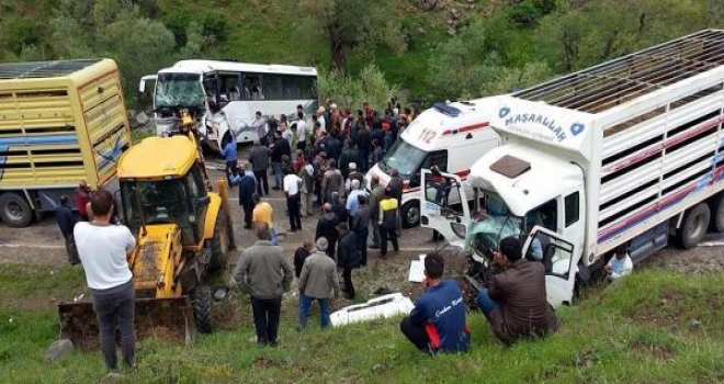Geziye Giden İşçileri Taşıyan Midibüs Kamyonla Çarpıştı: 2 Ölü, 15 Yaralı