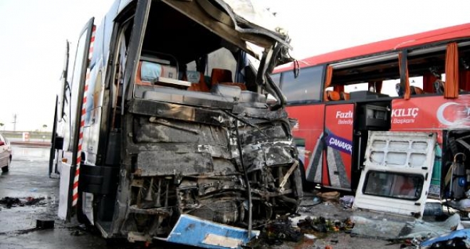 Ak Parti Seçim Otobüsü, Dinlenme Tesisine Daldı: 3 Yaralı 