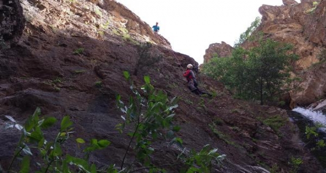 Hakkaride Dağcılardan Nefes Kesen Kaya Tırmanışı