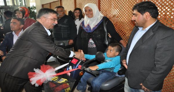Bakan Yılmaz, Engellilere Akülü Araç Dağıttı