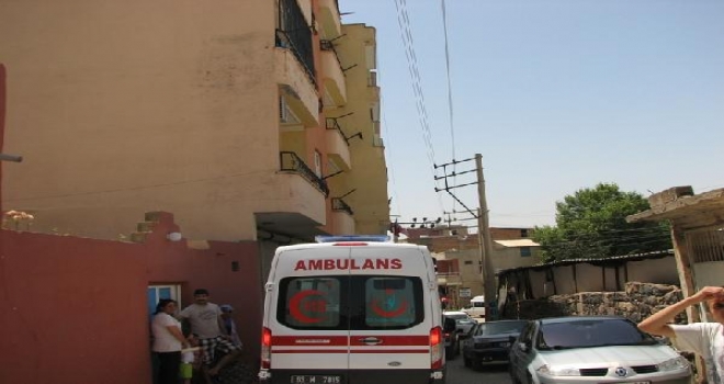 2 Yaşındaki Kızıyla 5İnci Kattan Atlamaya Kalkıştı