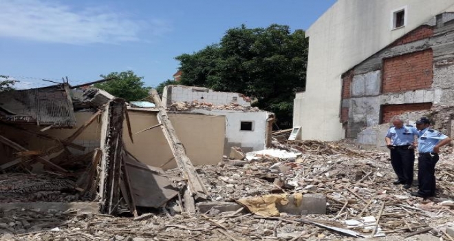 Yıkılan Duvarın Altında Yaralandı 