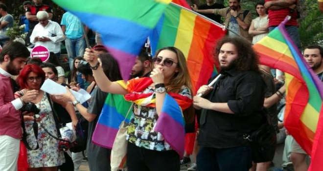 Lbgti Üyeleri İzmitte Gösteri Yaptı: Lgbtiler Görünmezlik Centeresinden Kurtuldu 