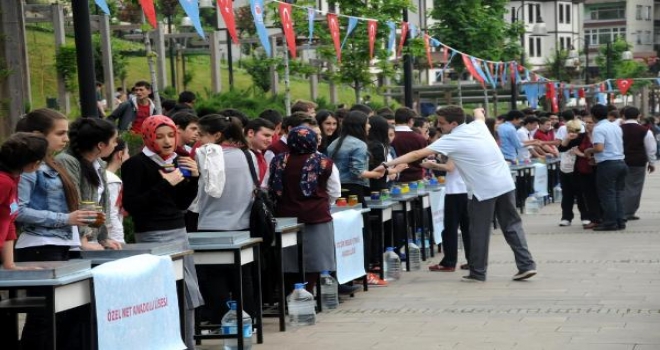 Trabzonda 700 Öğrencinin Ebru Rekoru Denemesi