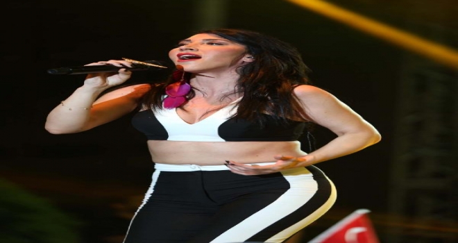 Hande Yenerden Rötarlı Konser