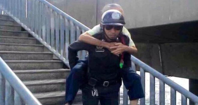 Taylandda Yardım Sever Polise Para Ödülü