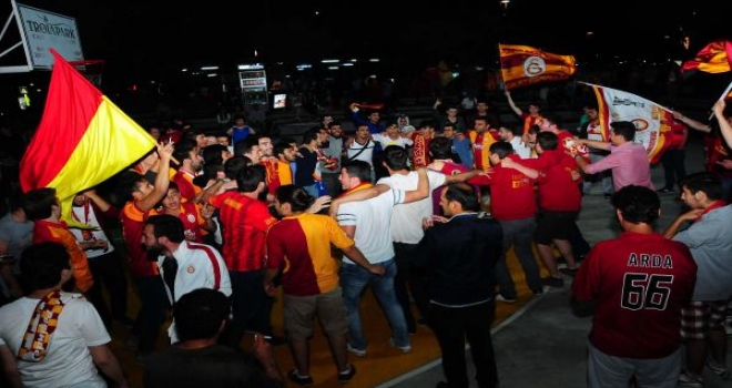 Çanakkalede Galatasaraylılar Şampiyonluğu Kutladı