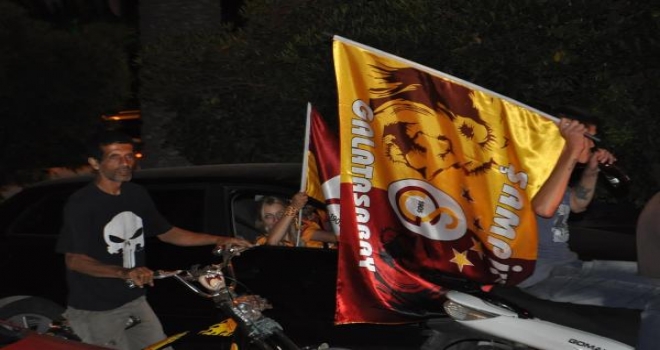 Galatasaray Taraftarı Şampiyonluğu Kutladı