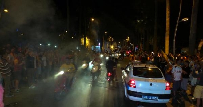  Marmariste Sarı Kırmızılı Taraftarlar Şampiyonluğu Kutladı