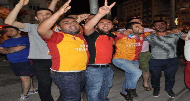 Denizlili Galatasaray Taraftarı Sokaklara Döküldü