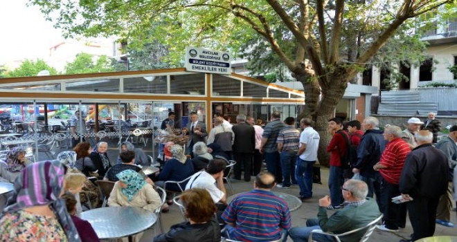 Her Sabah 250 Emekliye Ücretsiz Çay Ve Simitli Kahvaltı