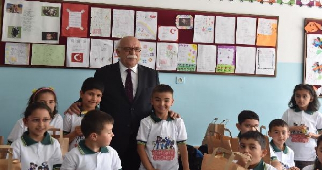 Milli Eğitim Bakanı Avcı, Okulda Kuru Üzüm Dağıttı