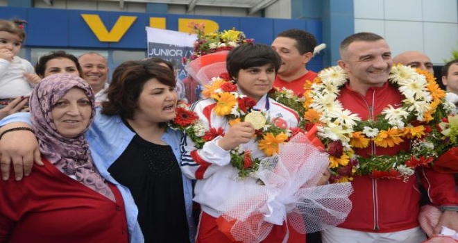 Dünya Boks Şampiyonu Busenaza Coşkulu Karşılama