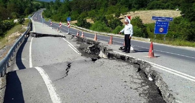 Sakin Şehir Taraklının Yolu Çöktü