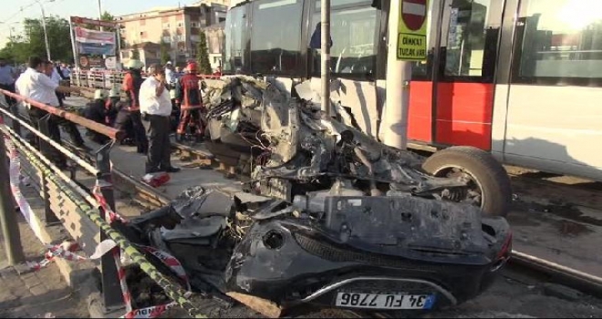 Tramvay Otomobili Biçti: 2 Yaralı...