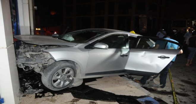 Kurşunlanan Otomobil Kaza Yaptı: 4 Yaralı