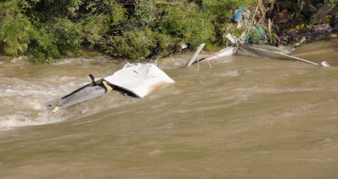 Kamyonet Zap Suyuna Uçtu: 2 Kişi Kayıp