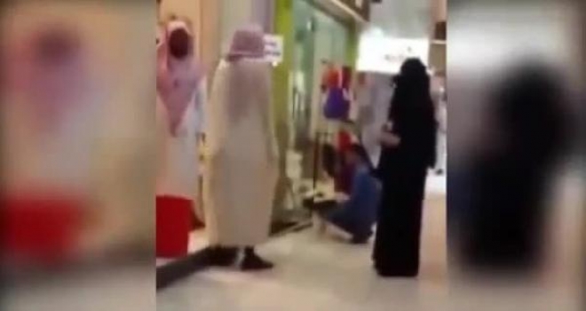 Kara Çarşaflı Kadın “Elleri Çıplak” Diye Alışveriş Merkezinden Kovuldu