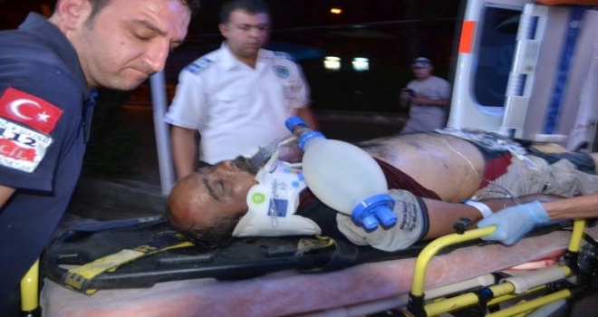 Otomobil Sulama Kanalına Uçtu, Sürücüyü Vatandaşlar Kurtardı